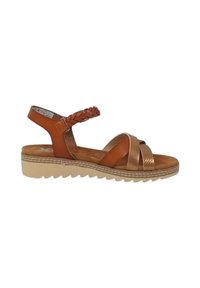Sandalo in pelle marrone con cinturino intrecciato e dettagli metallici, caratterizzato da cinturini incrociati e una soletta testurizzata, su una suola in gomma leggera.