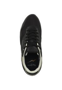 Baskets noires avec des bordures blanches, lacets noués, arborant le logo Pepe Jeans sur le côté et la semelle intérieure, photographiées de dessus sur fond blanc.