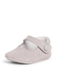 Měkké boty ve stylu Mary Jane z jemné šedé semišové kůže, s kulatou špičkou, páskem s knoflíkem a hladkým bílým vnitřním podšívkou.