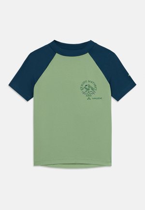 Μπλουζάκι κοντό μανίκι με ελαφρύ πράσινο σώμα και ναυτικό μπλε ραγλάν μανίκια. Διαθέτει εκτυπωμένο γραφικό σχέδιο στο μπροστινό μέρος. Υλικό από βαμβακερό μείγμα.