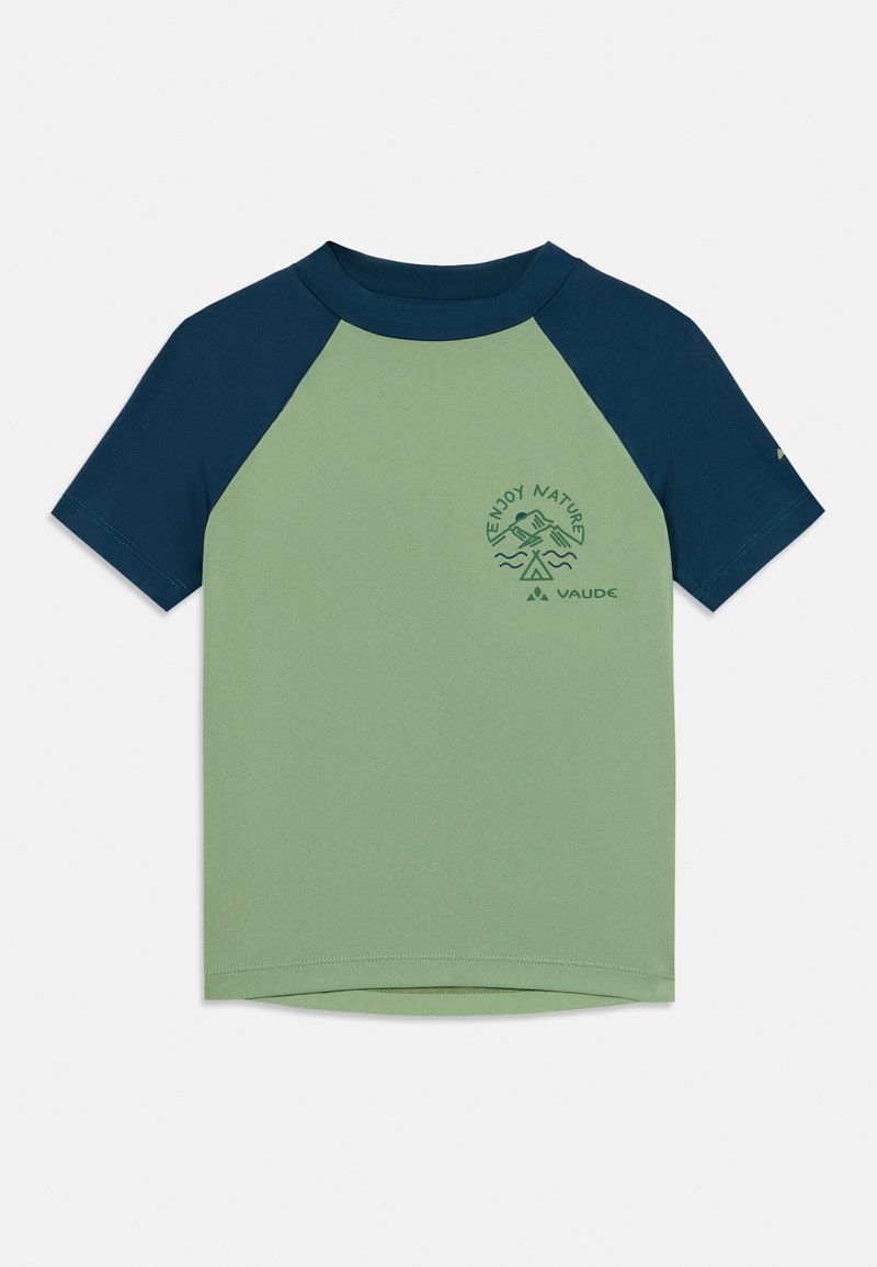 Μπλουζάκι κοντό μανίκι με ελαφρύ πράσινο σώμα και ναυτικό μπλε ραγλάν μανίκια. Διαθέτει εκτυπωμένο γραφικό σχέδιο στο μπροστινό μέρος. Υλικό από βαμβακερό μείγμα.