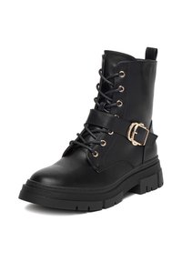 Melna ādas potīšu zābaku ar apaļu purngalu, ar auklēm priekšā, zeltītām acīm, dekoratīvu siksniņu ar sprādzi un masīvu gumijas zoli.