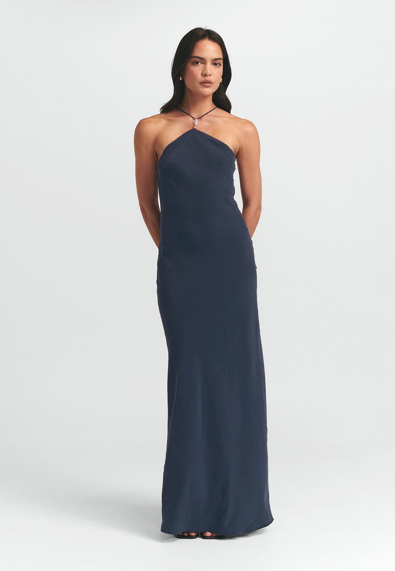 Navy Abendkleid mit Halterneck-Design, fließender Silhouette und minimaler Textur. Verfügt über einen dezenten Glanz und rückeloses Styling.