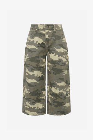 Pantalon court à jambes larges avec motif camouflage vert, beige et gris, bouton à l'avant, fermeture éclair et passants pour ceinture.