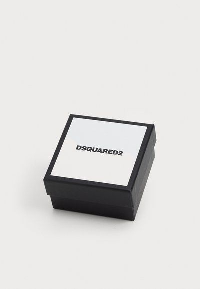 Cutie rectangulară neagră cu un capac alb, având logo-ul "DSQUARED2" scris cu litere negre îndrăznețe. Finisaj mat neted, design compact.