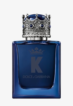 Flacon de parfum carré bleu foncé avec bouchon argenté en forme de couronne et logo "K" au-dessus du texte Dolce & Gabbana à l'avant.