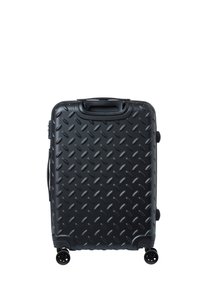 Hartschalenkoffer in Schwarz mit Diamantmuster, ausgestattet mit einem oberen Griff, einem ausziehbaren Griff und vier Rollen für optimale Mobilität.