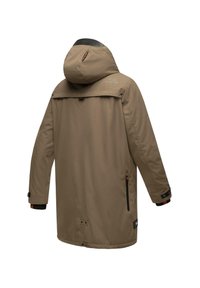 Brūns, garš ūdensizturīgs mētelis ar kapuci, ar rāvējslēdzēja kabatām un regulējamiem piedurkņu galiem. Gluda tekstūra ar matētu apdari. Izturīga konstrukcija.