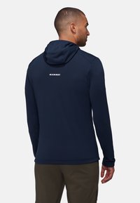 Navy Pullover-Hoodie aus dehnbarem Material, mit passgenauer Kapuze, Logo auf der Rückseite und langen Ärmeln. Glatte Textur, athletischer Schnitt.