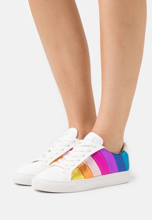 Witte sneakers met meerkleurige metallic strepen in roze, paars, oranje, goud en blauw. Ontworpen met een vetersluiting en textuurpanelen.
