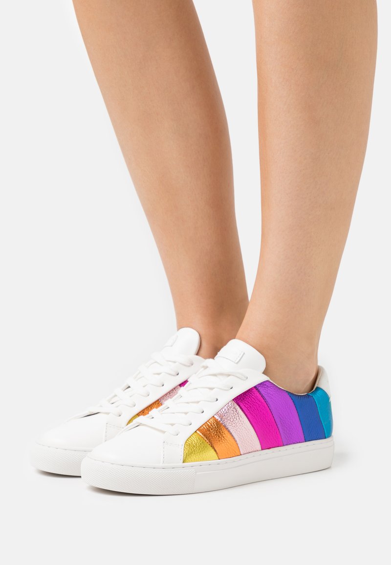 Witte sneakers met meerkleurige metallic strepen in roze, paars, oranje, goud en blauw. Ontworpen met een vetersluiting en textuurpanelen.