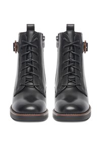 Černé kožené kotníkové boty s elegantním designem, vybavené šněrováním, bočním zipem a dřevěným akcentem u kotníku. Hladký povrch a pevná podrážka.