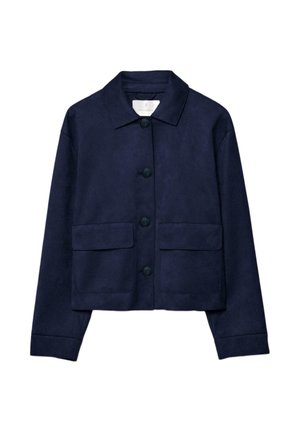 Veste courte bleu marine en suédine synthétique avec fermeture à boutons, deux poches poitrine et col classique. Texture lisse, design décontracté.
