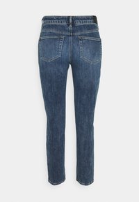 Dunkelblaue Jeans aus Denim mit geradem Bein, ausgestattet mit zwei Gesäßtaschen und einem Bund mit Gürtelschlaufen. Glatte Textur mit sichtbaren Nähten.