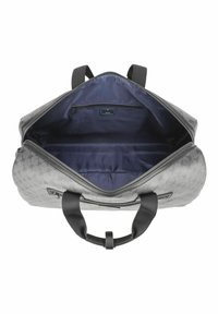 Sac de sport synthétique gris avec motif en relief, poignées en tissu noir et intérieur bleu marine comportant une poche zippée. Fermeture éclair en haut.