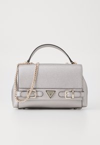 Bolso metálico plateado con forma estructurada, material texturizado, correa de cadena desmontable y acentos de hebilla. Logotipo en forma de triángulo en el frente.