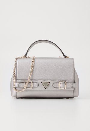 Bolso metálico plateado con forma estructurada, material texturizado, correa de cadena desmontable y acentos de hebilla. Logotipo en forma de triángulo en el frente.