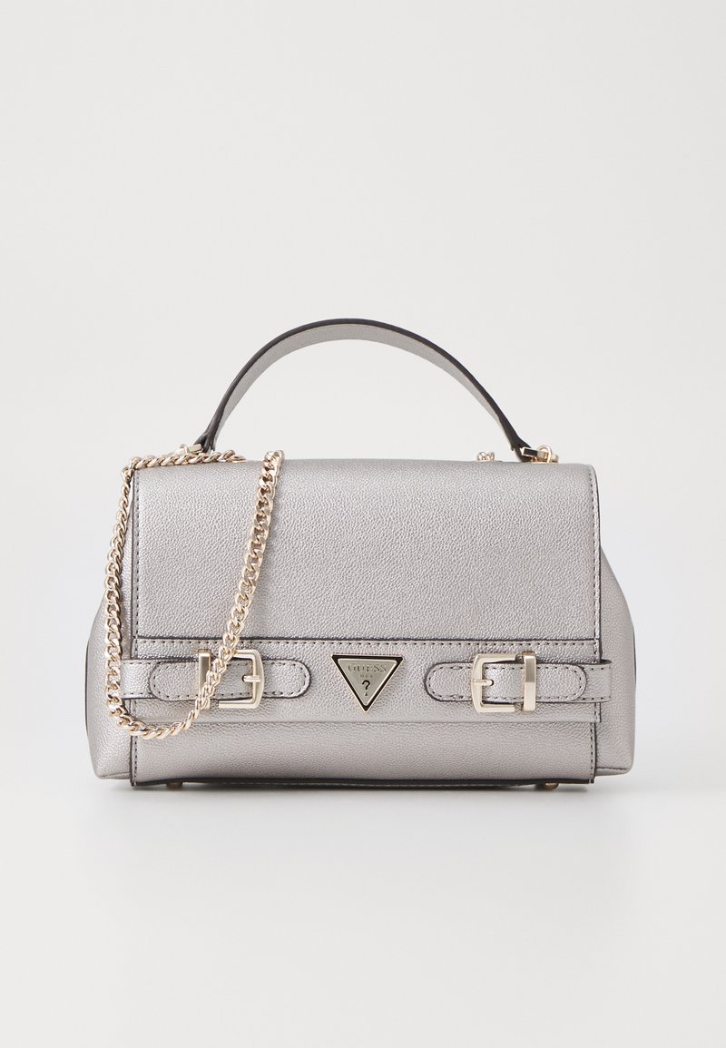 Bolso metálico plateado con forma estructurada, material texturizado, correa de cadena desmontable y acentos de hebilla. Logotipo en forma de triángulo en el frente.