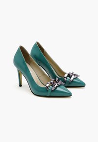 Escarpins en cuir verni turquoise avec des pointes aigües, ornés d'un détail en chaîne métallique à l'avant et de talons aiguilles fins.