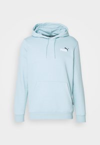 Vaaleansininen huppari, valmistettu pehmeästä kankaasta, jossa on kengurun tasku, kiristysnyöri hupussa ja valkoinen Puma-logo rinnassa.