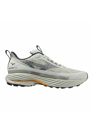Hellgraue Laufenschuhe mit einer strukturierten Oberseite, schwarz-weißen Akzenten, einem orangenen Zwischensohlen-Detail und einer robusten schwarzen Außensohle.