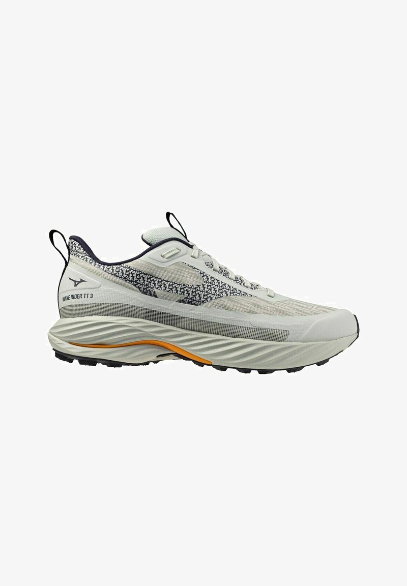 Hellgraue Laufenschuhe mit einer strukturierten Oberseite, schwarz-weißen Akzenten, einem orangenen Zwischensohlen-Detail und einer robusten schwarzen Außensohle.
