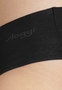 Schwarze Sloggi-Unterwäsche mit einem weichen, dehnbaren Bund, der ein dezentes Markenlogo trägt. Der Stoff wirkt glatt mit einer matten Oberfläche.