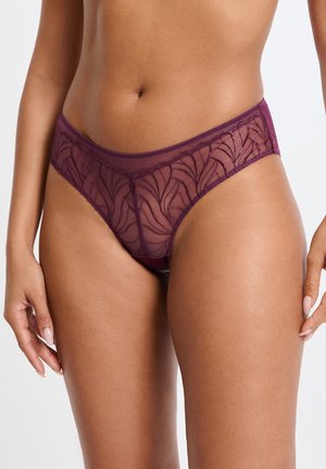 Culotte en dentelle bordeaux avec un design transparent orné de motifs de feuilles et une ceinture lisse. Une broderie texturée ajoute des détails au tissu.