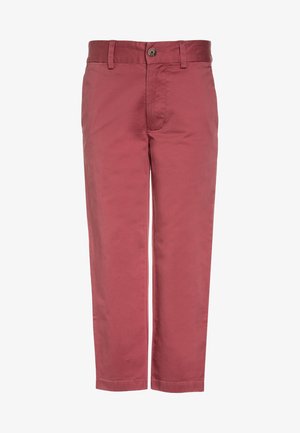 Spodnie męskie o prostych nogawkach w stonowanym różowym kolorze z szlufkami na pasek, zapięciem na guzik i zamek z przodu, przedstawione na białym tle.