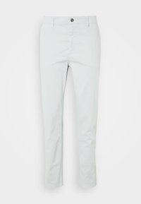 Pantalon gris clair slim fit avec passants pour ceinture, boutonnière et fermeture éclair cachée à l'avant.