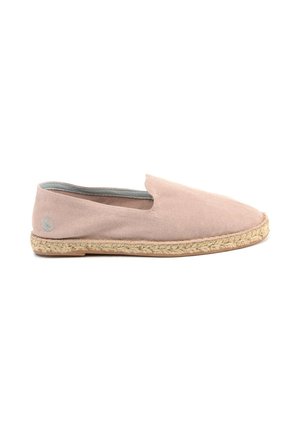 Alpargata de lona rosa claro sin cordones con suela trenzada de yute y pequeño logotipo redondo cerca del talón sobre fondo blanco.