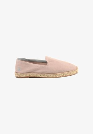 Alpargata de lona rosa claro sin cordones con suela trenzada de yute y pequeño logotipo redondo cerca del talón sobre fondo blanco.