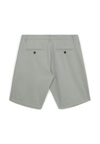 Helle graue Shorts aus weichem Stoff, mit zwei Gesäßtaschen mit Knopfverschluss, geradem Schnitt und flacher Vorderseite.