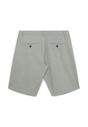 Hellgraue Shorts mit glatter Textur, ausgestattet mit zwei Gesäßtaschen mit dunklen Knöpfen und geradem Schnitt, entworfen für den Freizeitgebrauch.