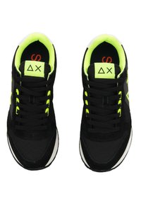 Scarpe da ginnastica nere con accenti verde neon. Presentano una tomaia testurizzata, lacci spessi e una suola intermedia bianca. Logo sulla linguetta e sui lati.