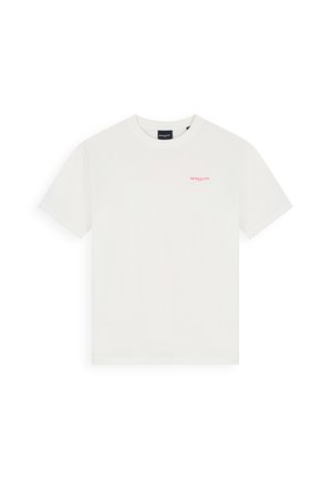 Witte T-shirt met korte mouwen en ronde hals, met een klein roze "BALLIN"-logo op de linkerborst.