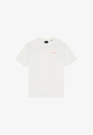 Witte T-shirt met korte mouwen en ronde hals, met een klein roze "BALLIN"-logo op de linkerborst.