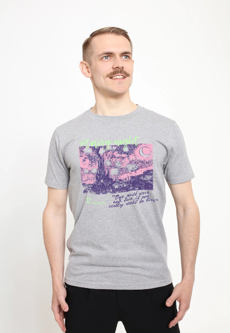 Camiseta de algodón gris con un gráfico en púrpura y rosa de un árbol, una luna y el texto “noche estrellada” junto a una cita. Mangas cortas, cuello redondo.