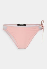 Parte de baixo de biquíni rosa com laços laterais, apresentando uma textura suave, design de corte baixo e detalhes de malha contrastantes nas laterais.