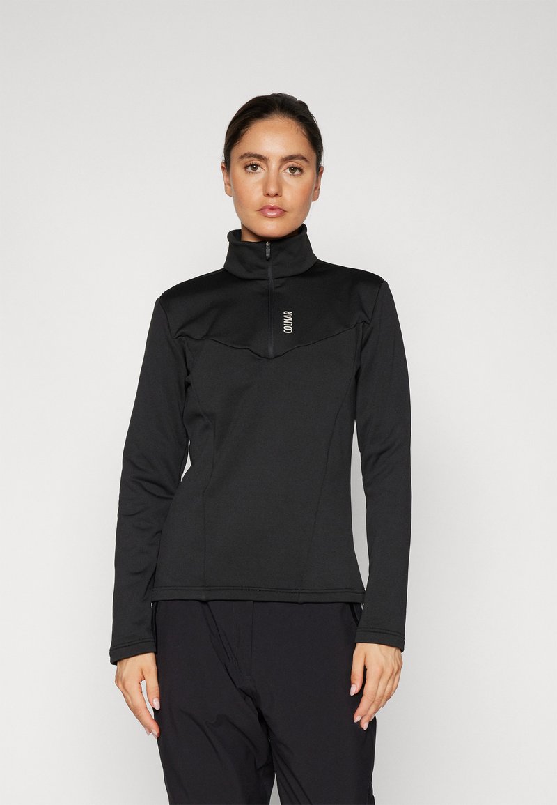 Maglione in pile nero con zip e colletto alto, caratterizzato da un pannello testurizzato sul petto e maniche lunghe aderenti. Branding minimale nella zona del petto.