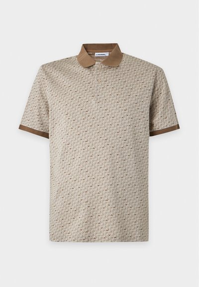 Polo beige à manches courtes avec col et bordures des manches marron, motif avec de petites formes abstraites sur tout le tissu.