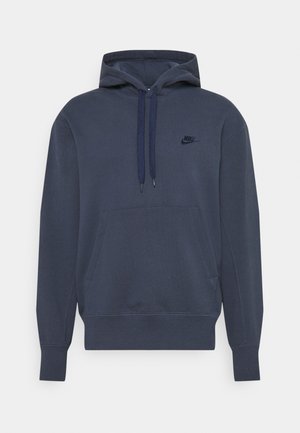 Sudadera con capucha Nike de color azul oscuro, con bolsillo frontal tipo canguro, capucha con cordón ajustable y pequeño logotipo en el lado izquierdo del pecho.