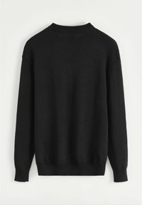 Pull en tricot noir avec un col rond, des poignets et un ourlet côtelés. Présente une coupe ample et une surface texturée sans motifs supplémentaires.