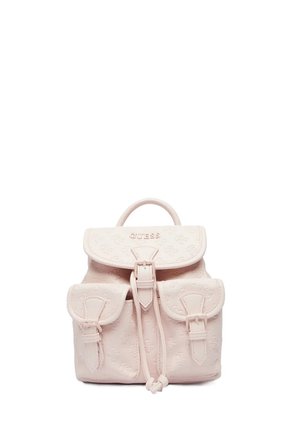 Piccolo zaino rosa cipria con logo Guess in rilievo, due tasche frontali con fibbia, chiusura a patta e manico superiore.