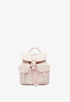 Piccolo zaino rosa cipria con logo Guess in rilievo, due tasche frontali con fibbia, chiusura a patta e manico superiore.
