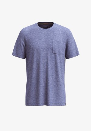 Heren T-shirt met korte mouwen en ronde hals in gemêleerde blauwe stof met een klein borstzakje aan de linkerkant.