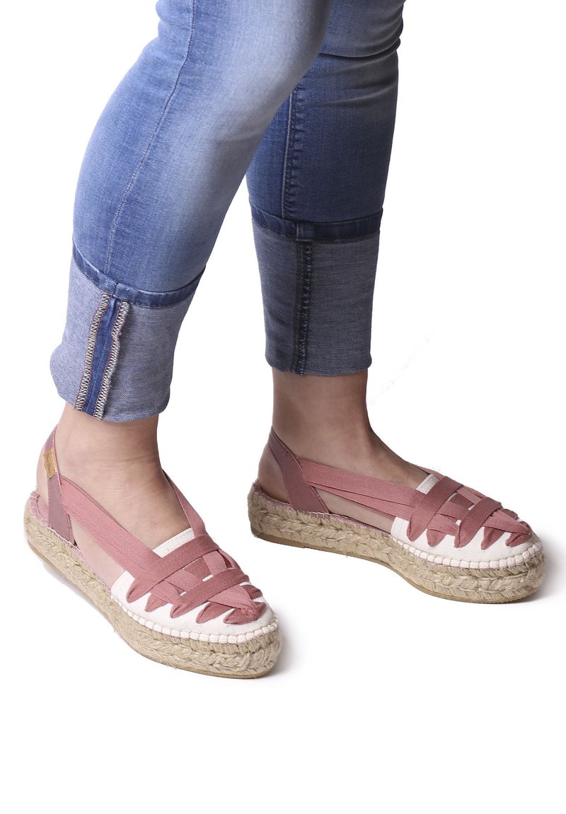 Rosa vävda espadrillosandaler med en jutesula, med ett design med korsade remmar och öppen häl. Dekoren inkluderar vit tyg och sömnadsdetaljer.