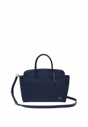 Sac à main en cuir navy avec poignées supérieures doubles, bandoulière amovible, fermeture éclair et un petit charme en métal en accent. Texture lisse.