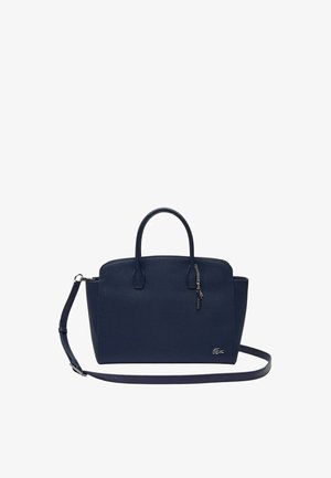 Sac à main en cuir navy avec poignées supérieures doubles, bandoulière amovible, fermeture éclair et un petit charme en métal en accent. Texture lisse.