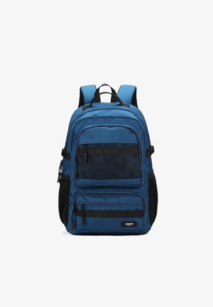 Zaino blu realizzato in tessuto resistente, con molteplici tasche con cerniera, dettagli neri e spallacci regolabili. Design rettangolare compatto.